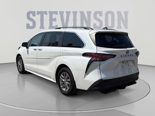 Wind Chill Pearl 2022 Toyota Sienna XLE