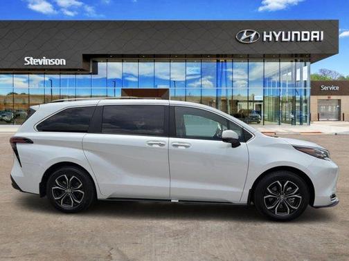 Wind Chill Pearl 2025 Toyota Sienna Platinum 7 Passenger