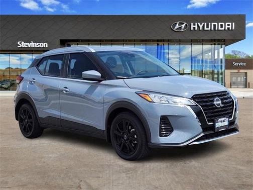 2022 Nissan Kicks SV