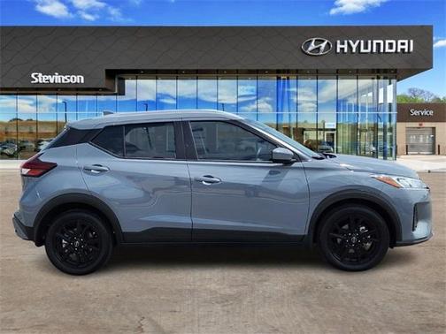 2022 Nissan Kicks SV