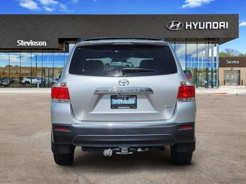 Classic Silver Metallic 2013 Toyota Highlander Base Plus