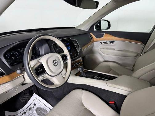 2021 Volvo XC90 T6 Momentum