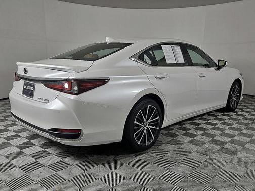 2025 Lexus ES 300h Base