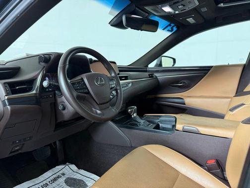 2021 Lexus ES 300h Premium