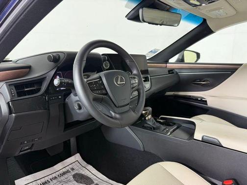 2025 Lexus ES 300h Premium