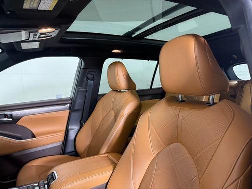 2021 Toyota Highlander Hybrid Platinum