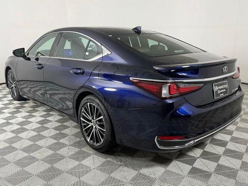 2025 Lexus ES 300h Premium