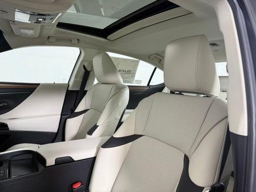2025 Lexus ES 300h Base