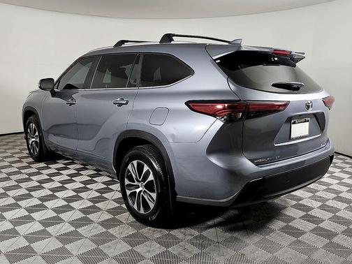 Moon Dust 2023 Toyota Highlander XLE