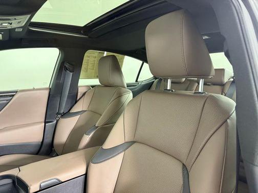 2024 Lexus ES 300h Premium