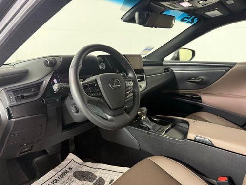 2025 Lexus ES 300h Base