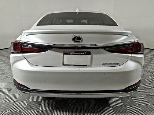 2025 Lexus ES 300h Base