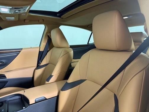 2025 Lexus ES 300h Base