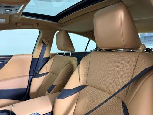 2025 Lexus ES 300h Base