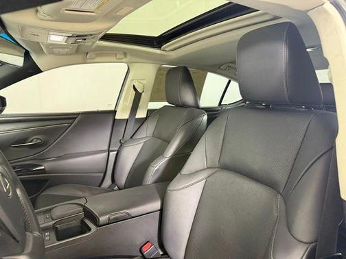 2022 Lexus ES 300h Premium