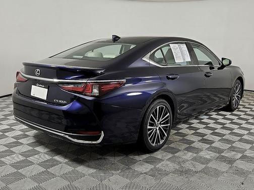 2025 Lexus ES 300h Premium