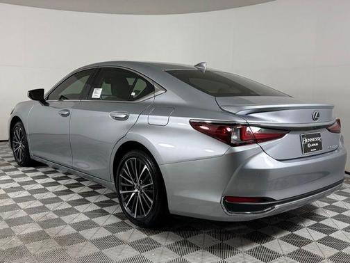 2025 Lexus ES 300h Base