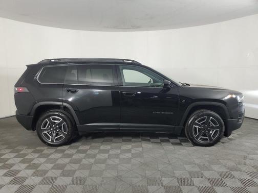 Diamond Black Crystal Pearlcoat 2026 Jeep Cherokee Laredo 4x4