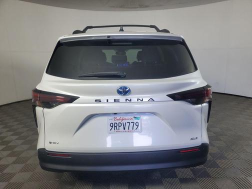 Wind Chill Pearl 2025 Toyota Sienna XLE