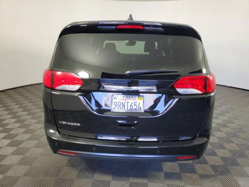 2025 Chrysler Voyager LX