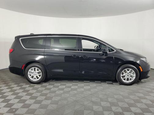 2025 Chrysler Voyager LX