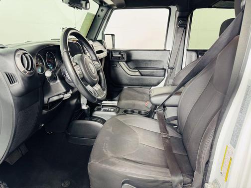 Bright White Clearcoat 2018 Jeep Wrangler JK Unlimited Sport