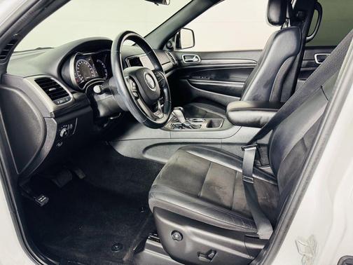 Bright White Clearcoat 2021 Jeep Grand Cherokee Laredo