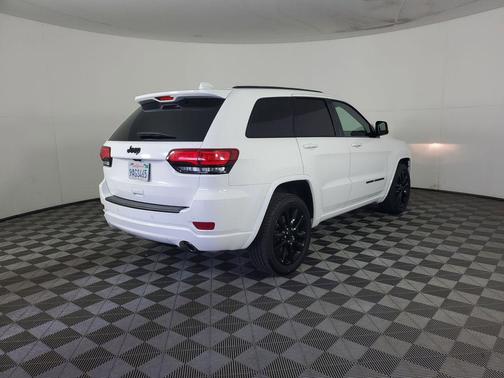 Bright White Clearcoat 2021 Jeep Grand Cherokee Laredo