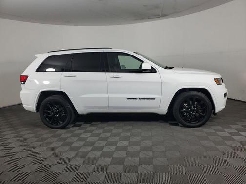 Bright White Clearcoat 2021 Jeep Grand Cherokee Laredo