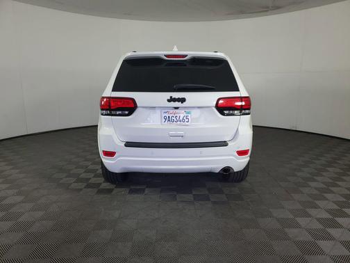 Bright White Clearcoat 2021 Jeep Grand Cherokee Laredo