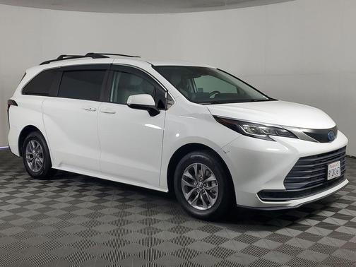 2022 Toyota Sienna LE