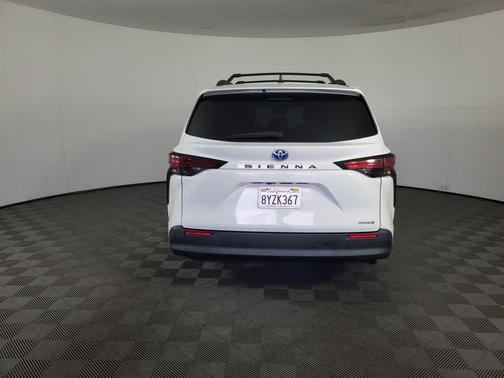 2022 Toyota Sienna LE