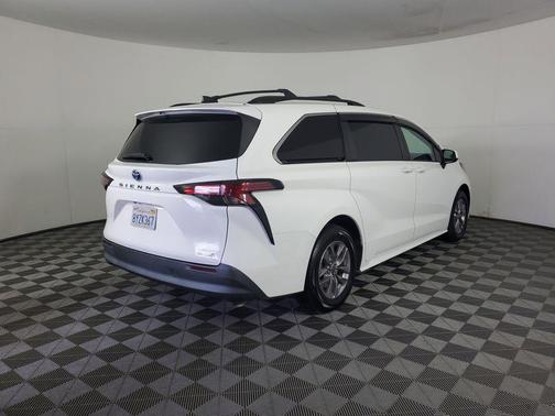 2022 Toyota Sienna LE