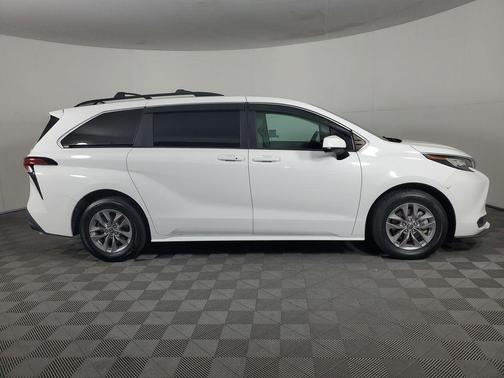2022 Toyota Sienna LE