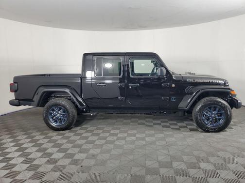 Black Clearcoat 2026 Jeep Gladiator 85th Anniversary Edition