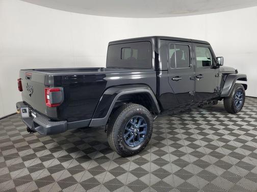 Black Clearcoat 2026 Jeep Gladiator 85th Anniversary Edition