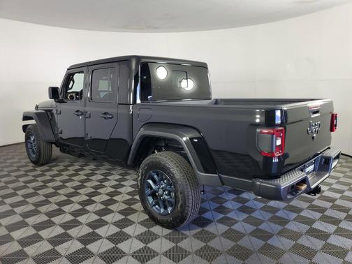 Black Clearcoat 2026 Jeep Gladiator 85th Anniversary Edition