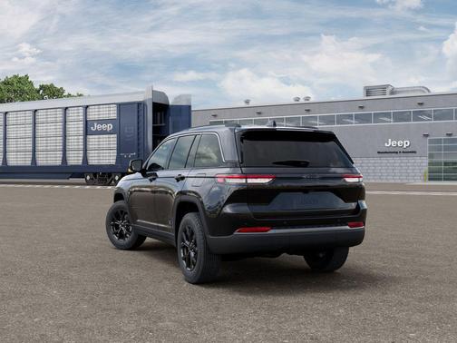 Diamond Black Crystal Pearlcoat 2026 Jeep Grand Cherokee Altitude
