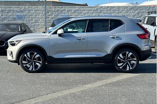 2025 Volvo XC40 Ultra Bright Theme