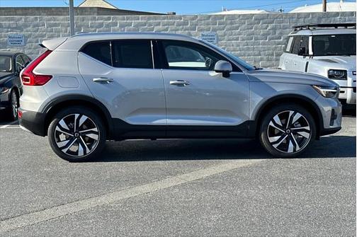 2025 Volvo XC40 Ultra Bright Theme