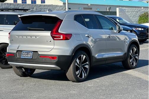 2025 Volvo XC40 Ultra Bright Theme