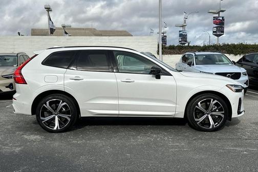 2024 Volvo XC60 Recharge Plug-In Hybrid T8 Ultimate Dark Theme
