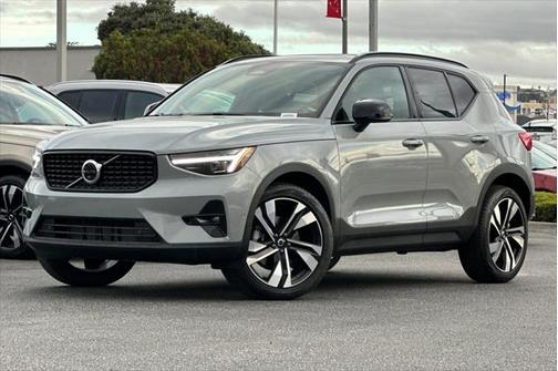 2025 Volvo XC40 Ultra Dark Theme