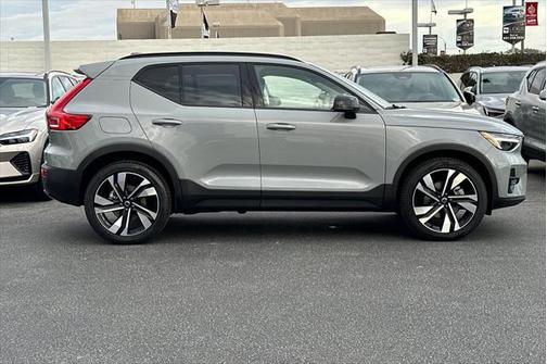 2025 Volvo XC40 Ultra Dark Theme
