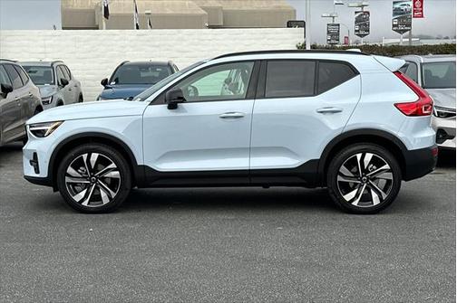2025 Volvo XC40 B5 Ultra Dark Theme