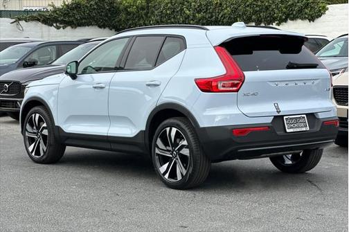 2025 Volvo XC40 B5 Ultra Dark Theme
