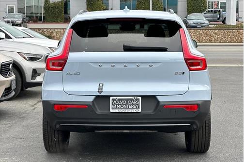 2025 Volvo XC40 B5 Ultra Dark Theme