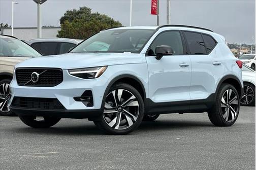 2025 Volvo XC40 B5 Ultra Dark Theme