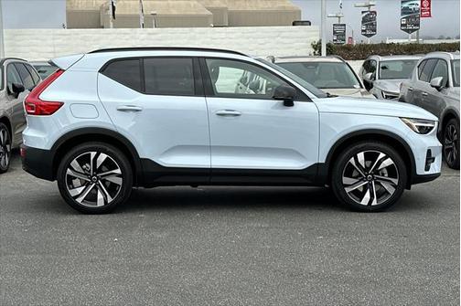 2025 Volvo XC40 B5 Ultra Dark Theme