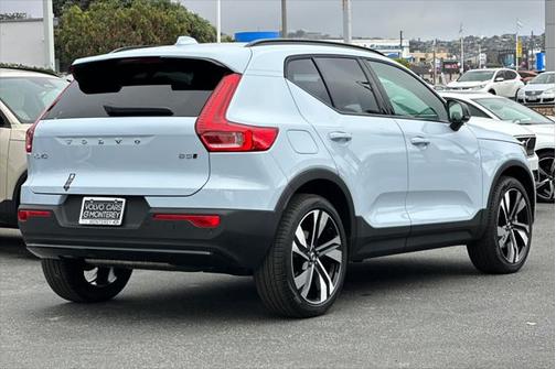 2025 Volvo XC40 B5 Ultra Dark Theme
